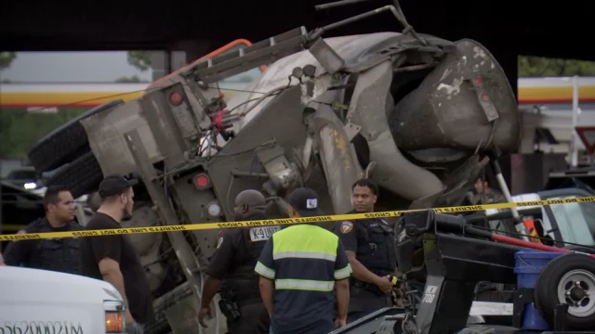 Child dies when concrete truck goes off E. Beltway overpass and lands on vehicle, sheriff says Child dies when concrete truck goes off E. Beltway overpass and lands on vehicle, sheriff says