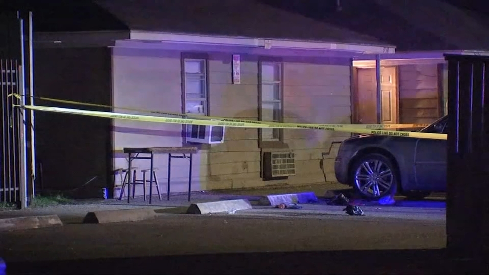Woman holding baby shot to death while walking in SE Houston