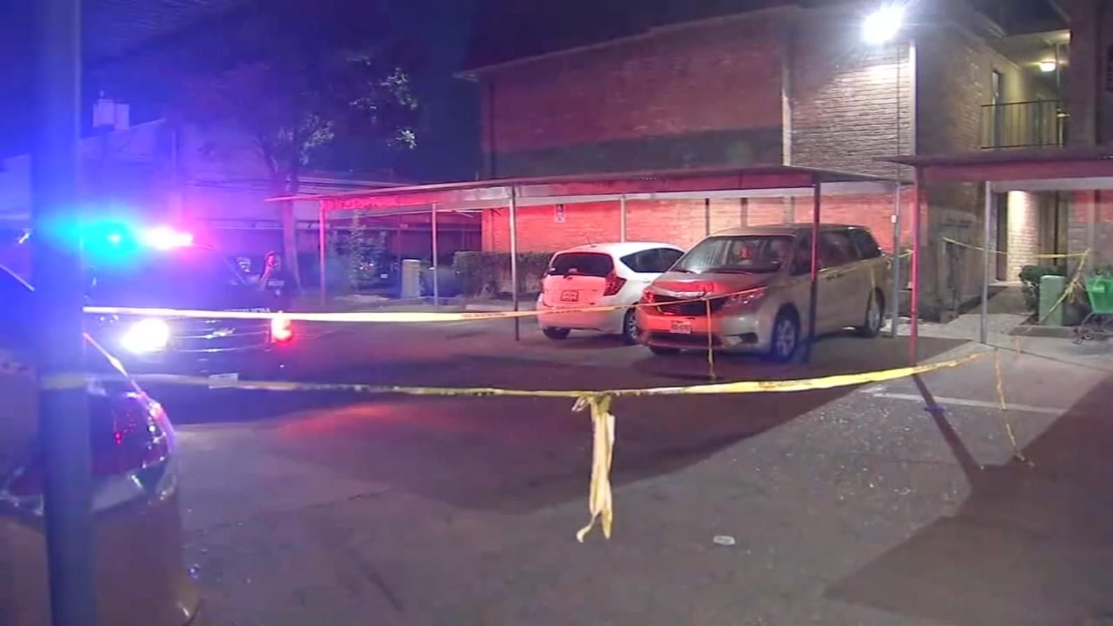 Houston crime 2 men injured in gunfight outside apartment complex on