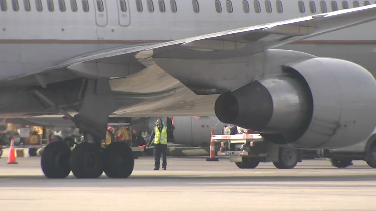 United Airlines hiring hundreds of new employees