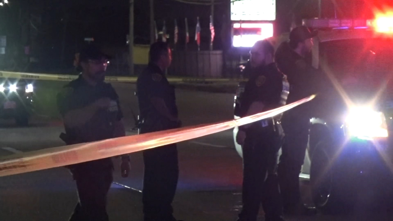 Man shot multiple times in front of wife at SE Houston apt., HPD says