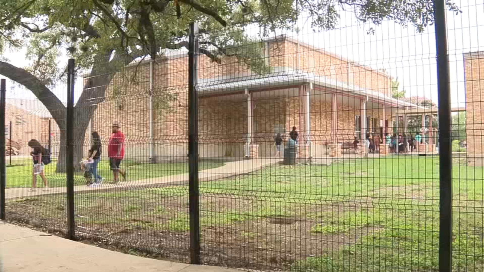 Months after Uvalde shooting, Texas schools hold 'meettheteacher