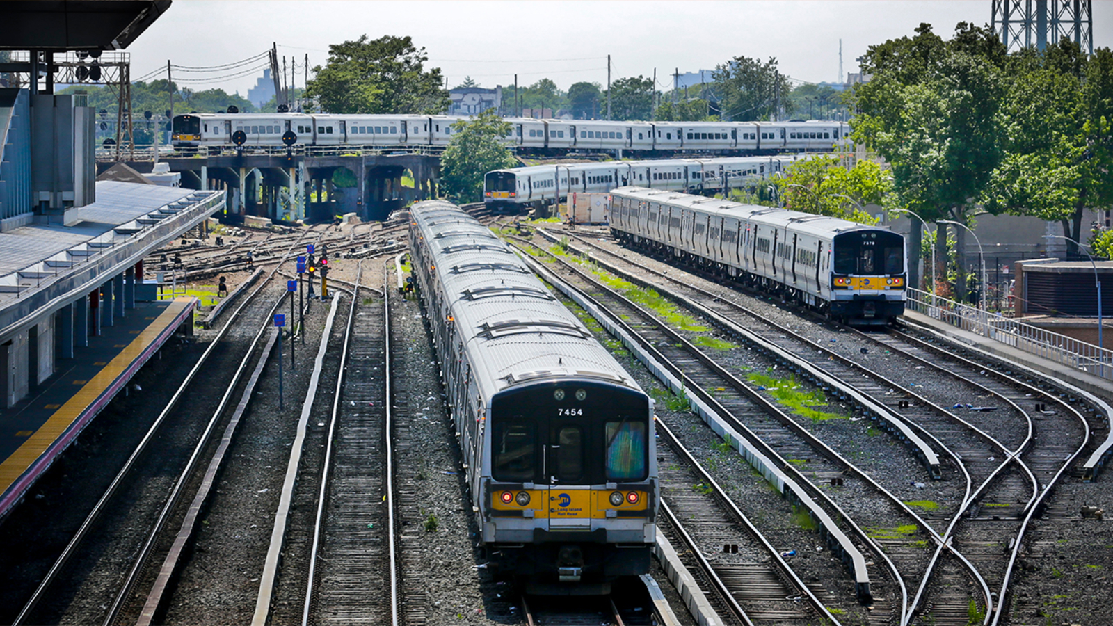Commuter Alert 1 dead after car struck by LIRR train, service