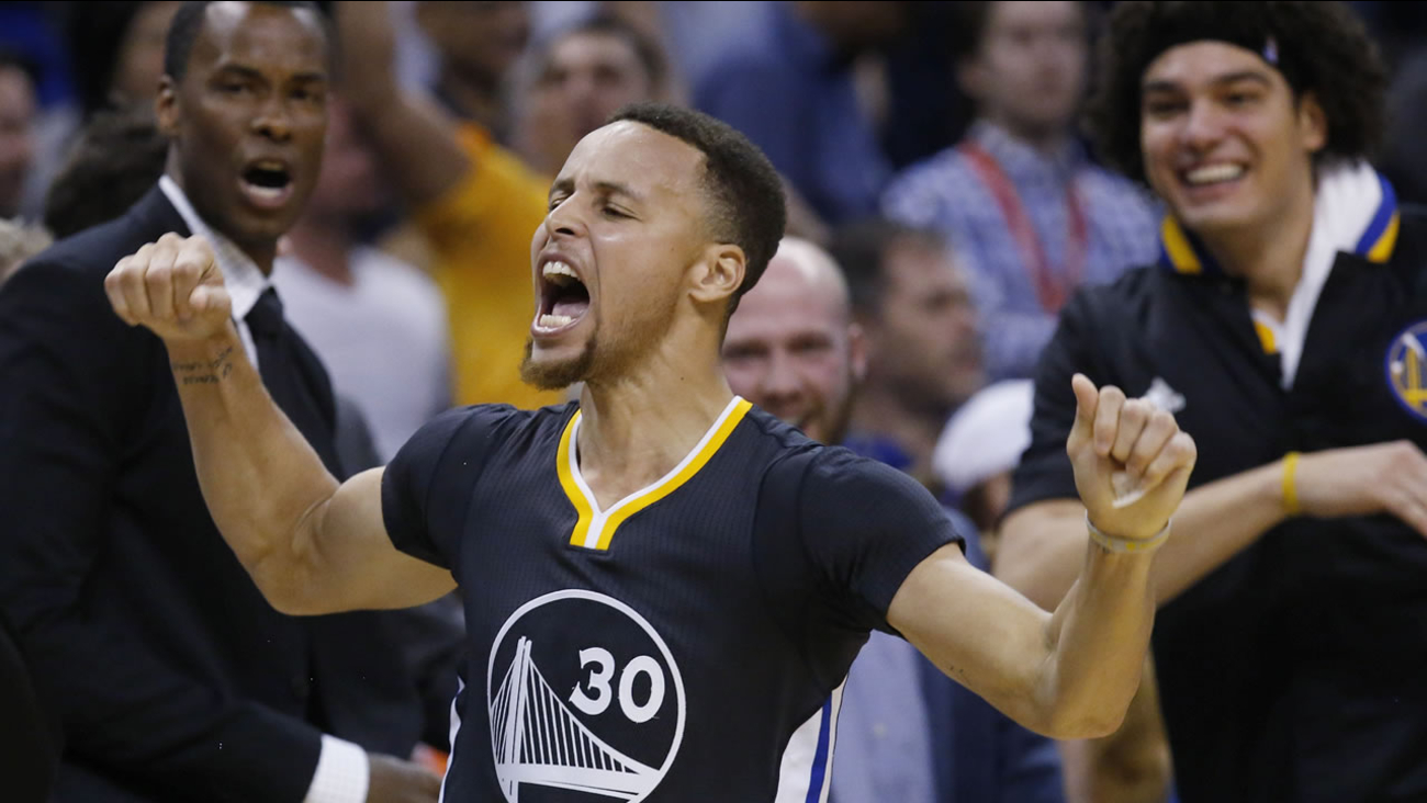 Curry hits winning 3, sets record as Warriors beat Thunder ...