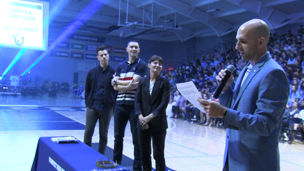North suburban school inducts celebrity alumni to Wall of Fame