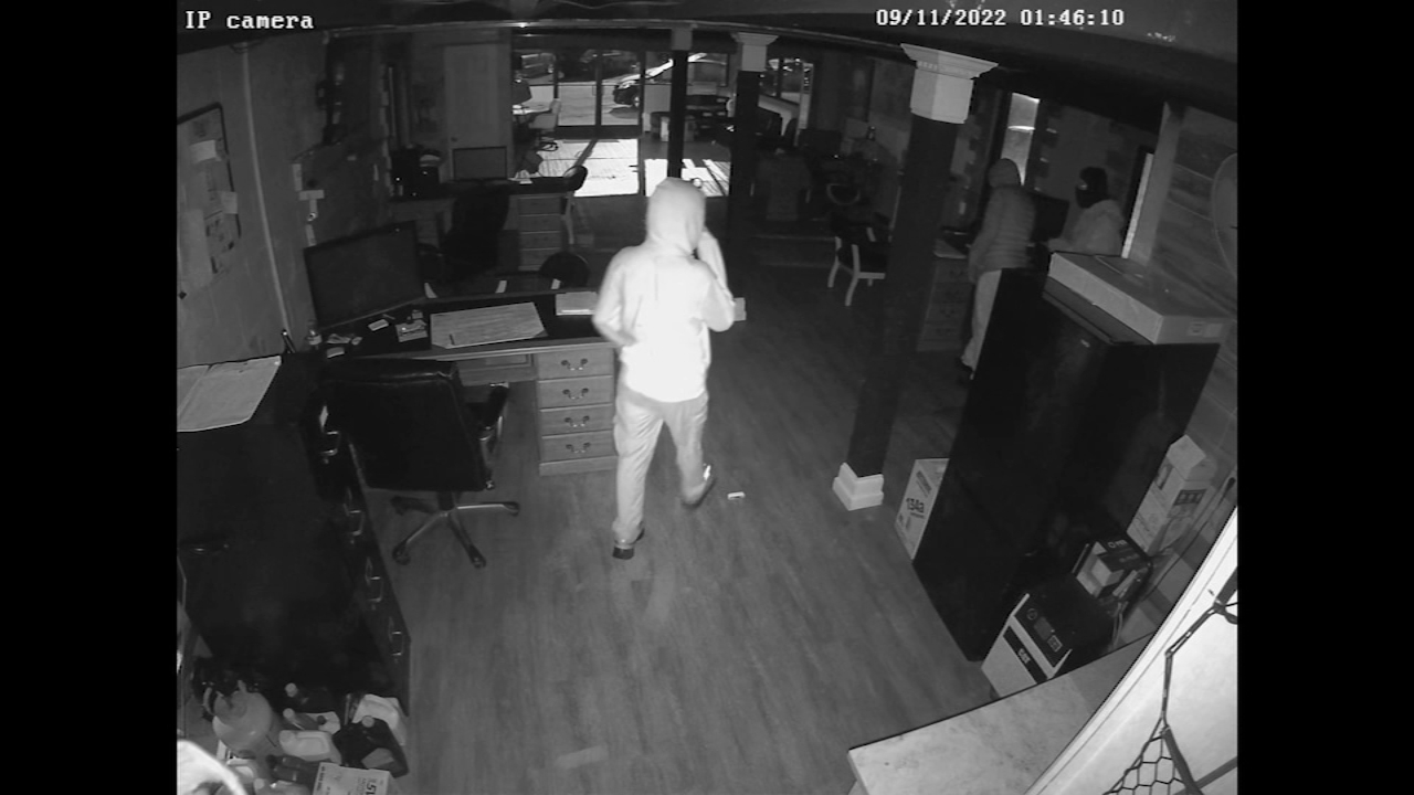 Alleged thieves make off with cars, cash from Raleigh dealership
