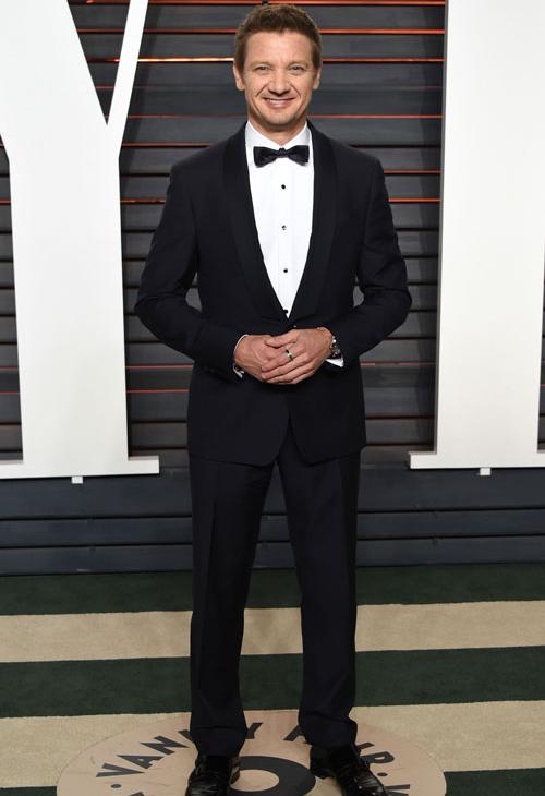 Jeremy Renner arrives at the Vanity Fair Oscar Party on Sunday, Feb. 28, 2016, in Beverly Hills, Calif.