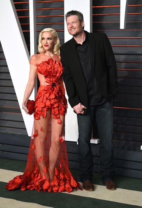 Gwen Stefani, left, and Blake Shelton arrive at the Vanity Fair Oscar Party on Sunday, Feb. 28, 2016, in Beverly Hills, Calif.
