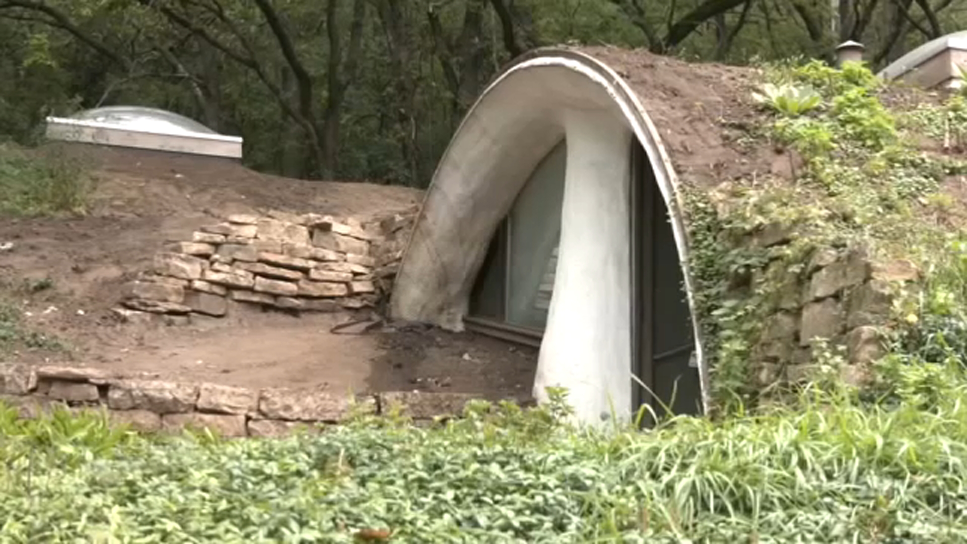 'Hobbit home' up for sale in Wisconsin woods