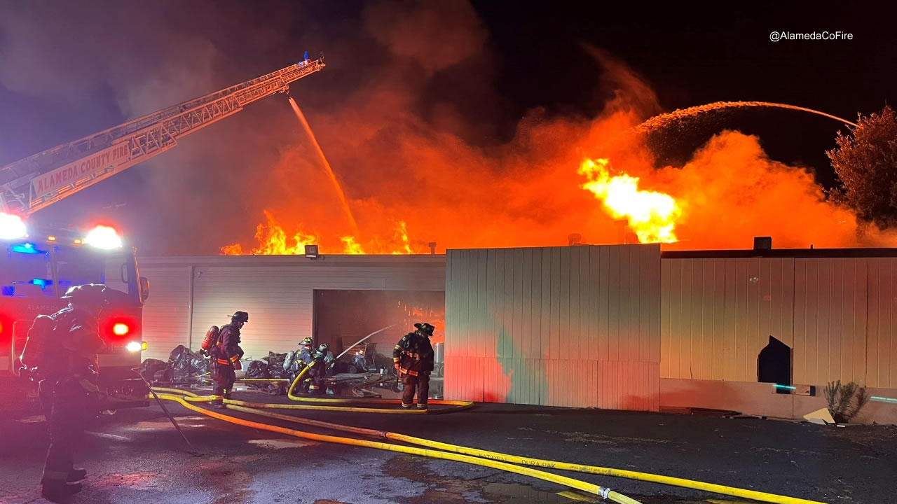 Firefighters battling 3-alarm building fire in San Leandro