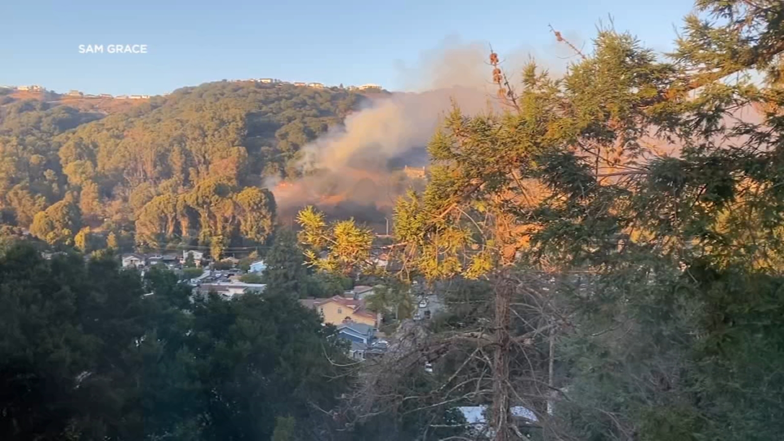 Oakland car fire spreads to nearby brush along I-580, explodes to 4 ...