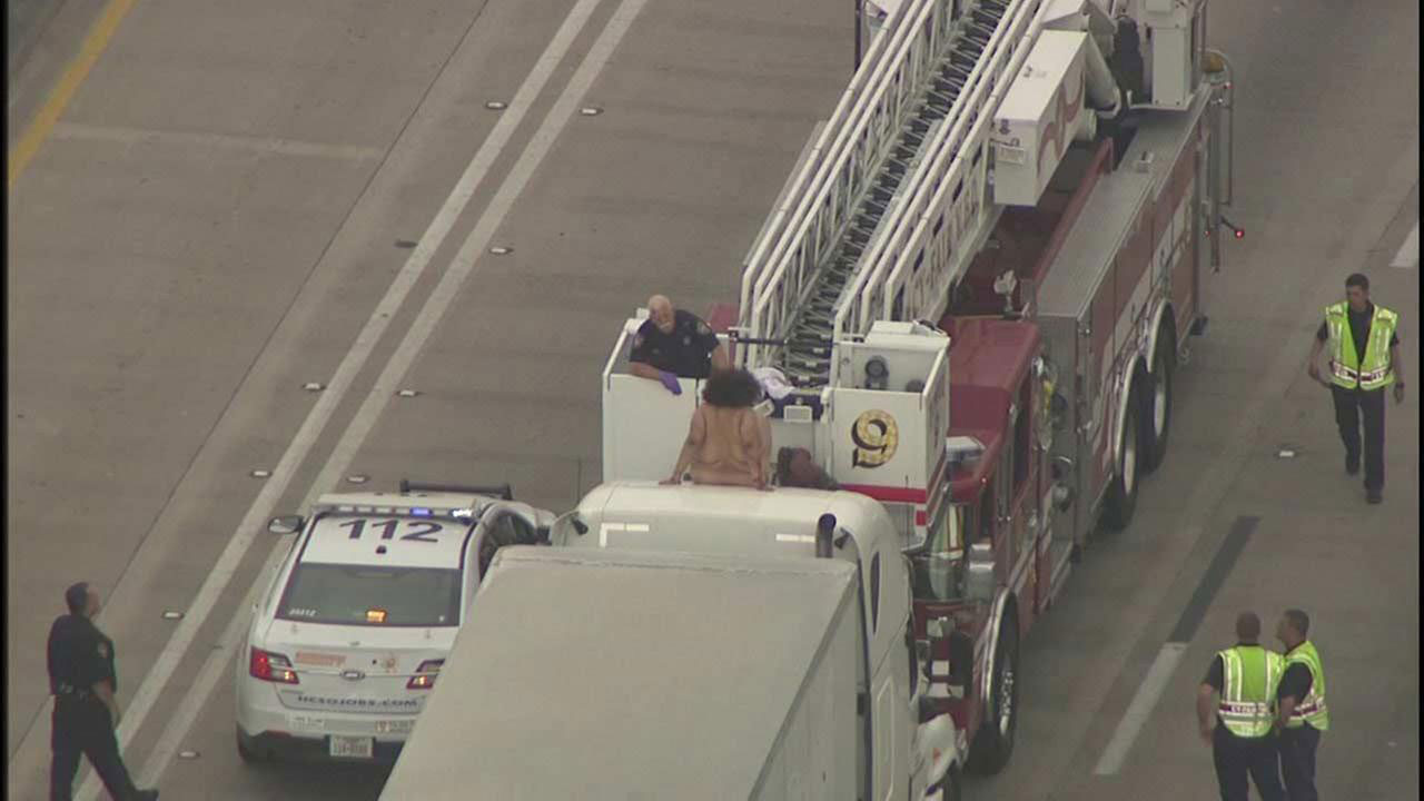 Utility Truck With Bucket Up Narrowly Misses Highway Sign Abc13 Houston 0215