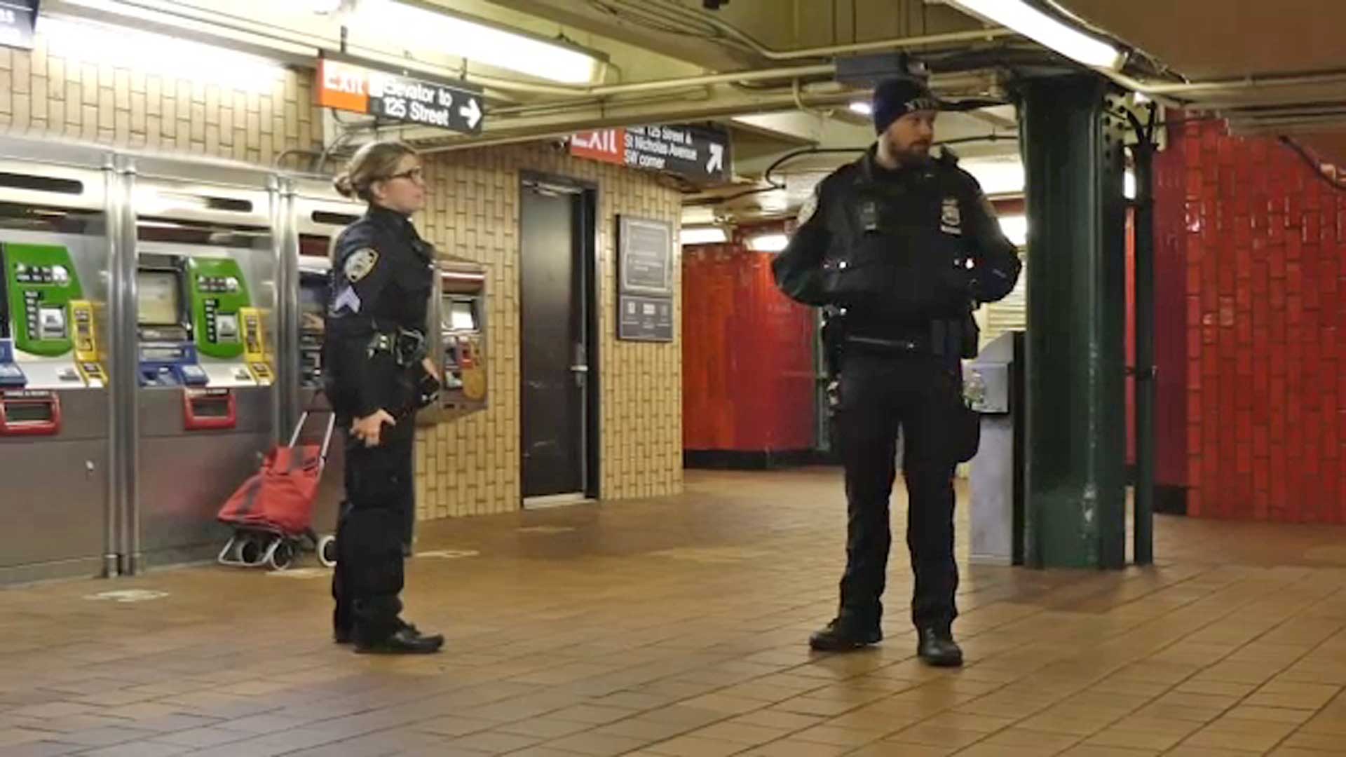 Man stabbed in the back at Harlem subway station
