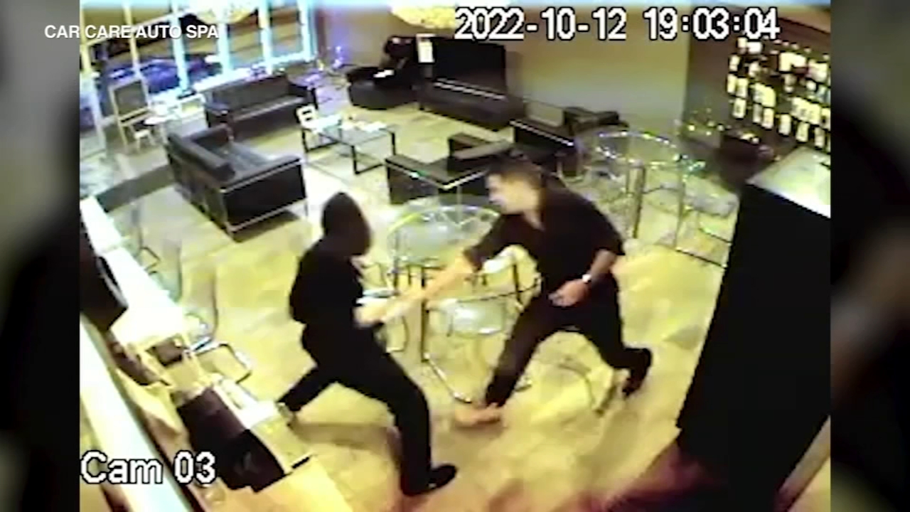 Chicago business owner fights off armed robber, grabs gun