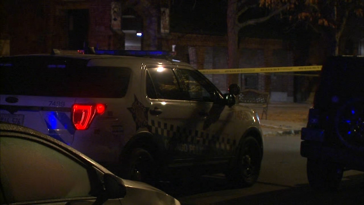 Man, 20, shot in face while in parked car in Albany Park, Chicago Police say