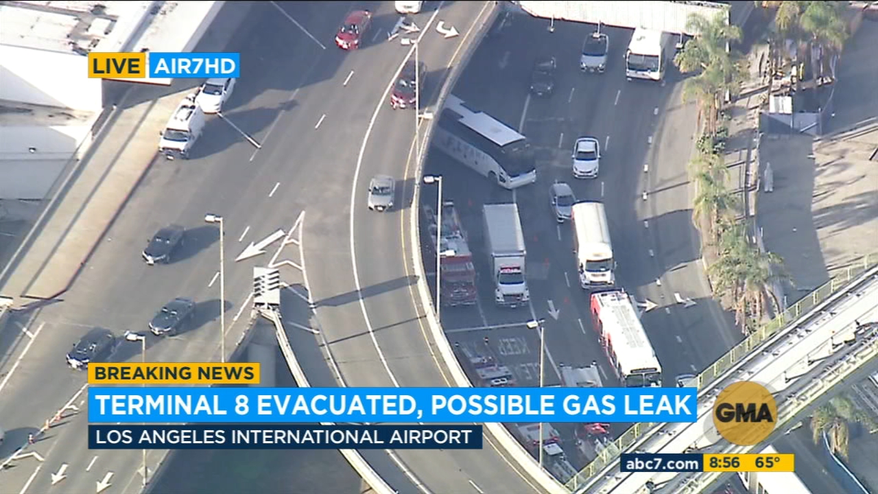 1 persona en estado crítico tras fuga de dióxido de carbono en LAX