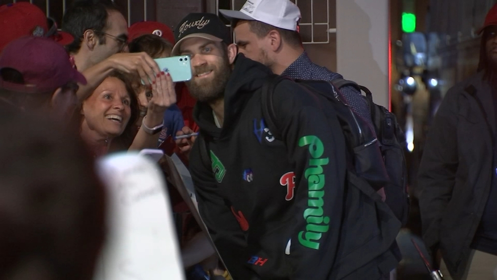 Bryce Harper greets Phillies fans as team returns from Houston