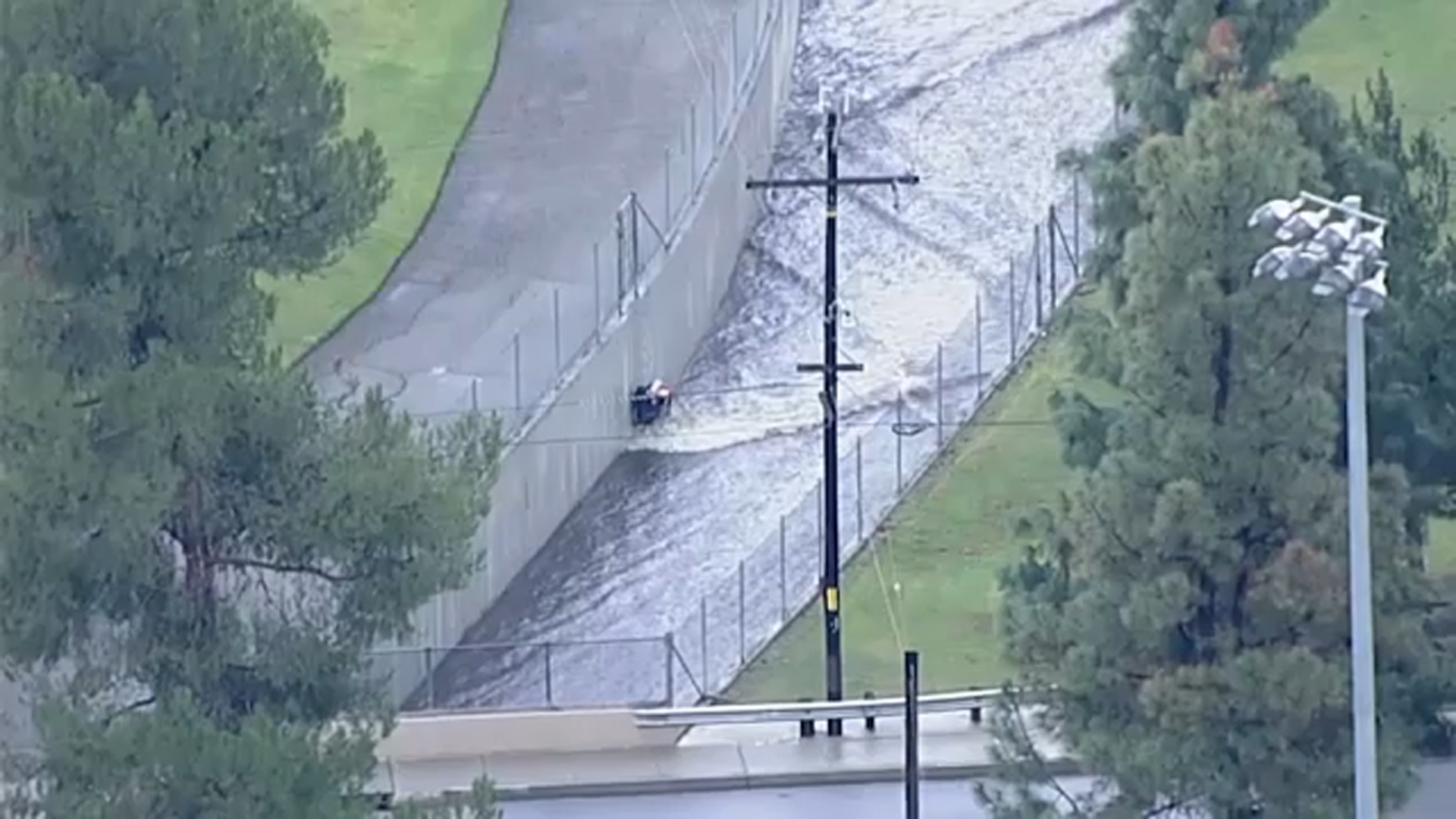 3 personas rescatadas, otras desaparecidas tras fuertes lluvias