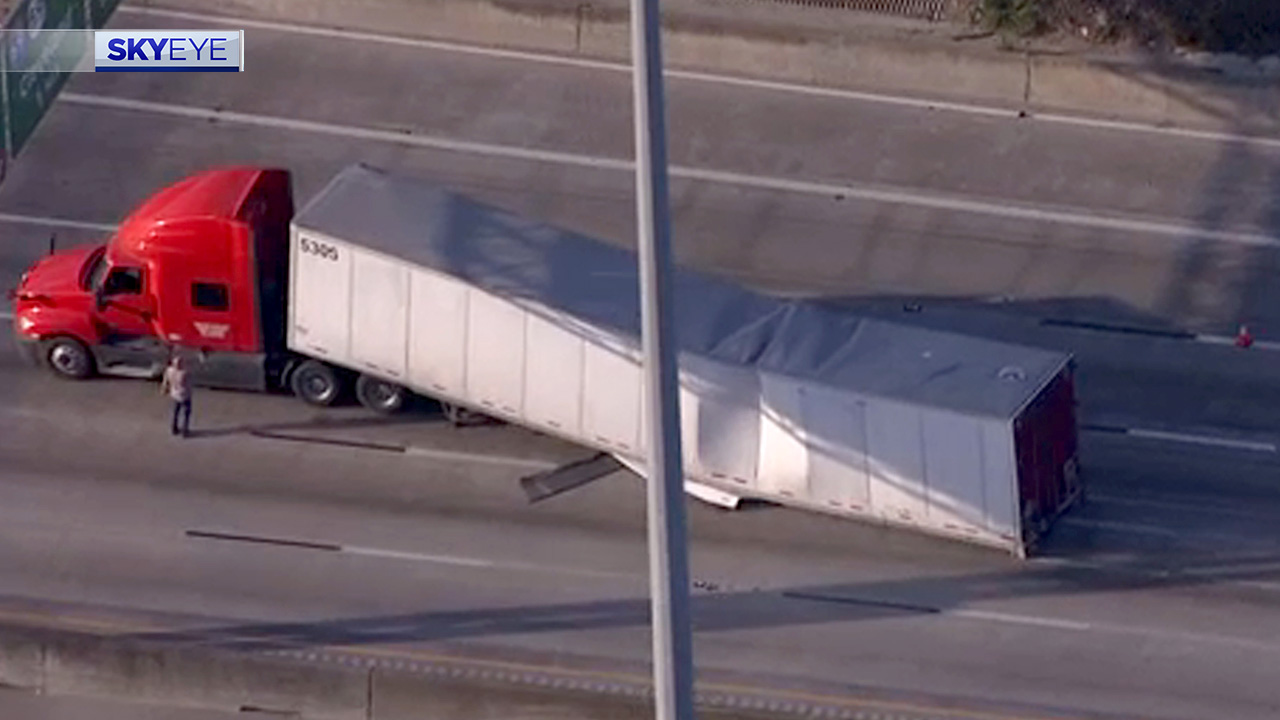 Truck's wheels fall off, blocking inbound East Fwy lanes