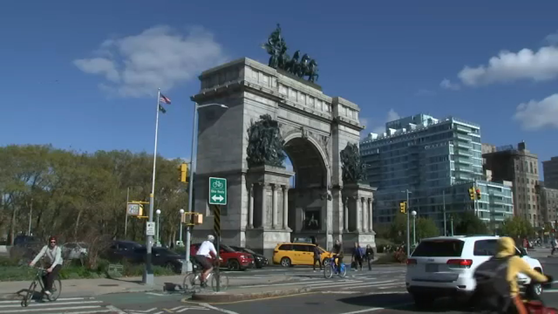 DOT talks to residents about redesigning Grand Army Plaza