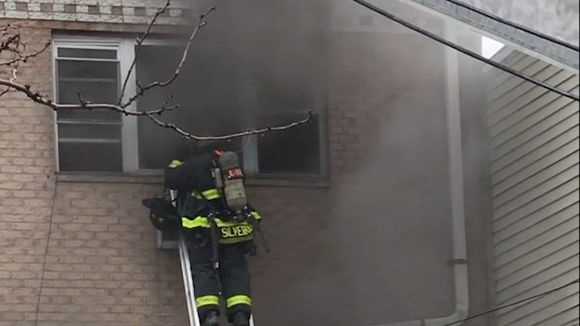 Fire on 1st floor of building leaves people trapped upstairs