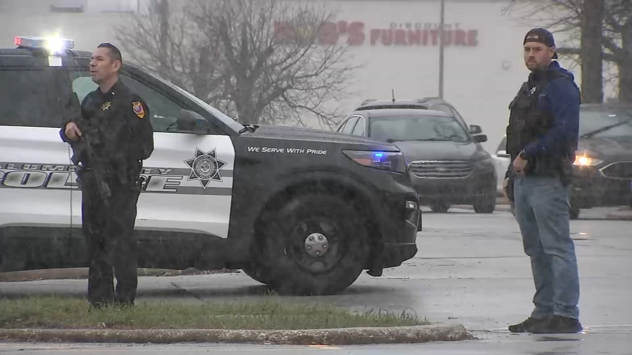 Security guard shot inside south suburban mall dies