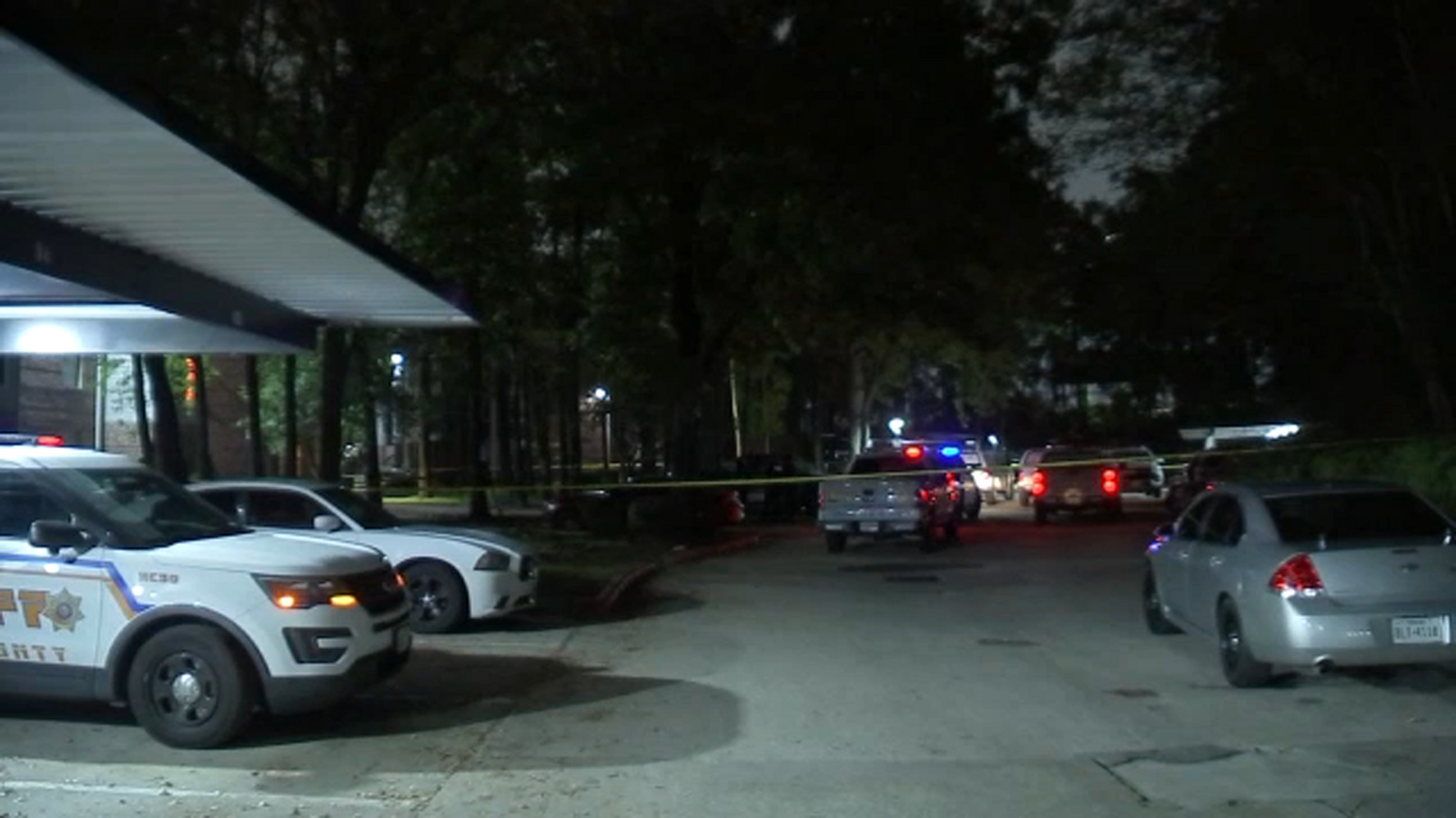 Man shot to death in breezeway of north Harris County apartment on ...