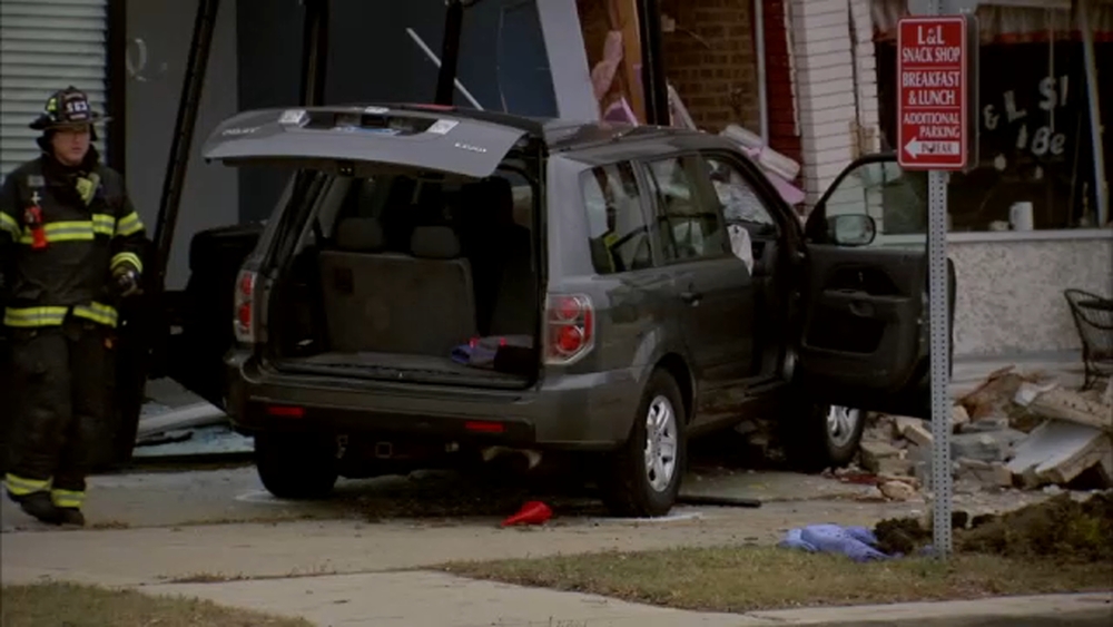 Des Plaines crash: 2 pedestrians killed after driver loses control, crashes into building