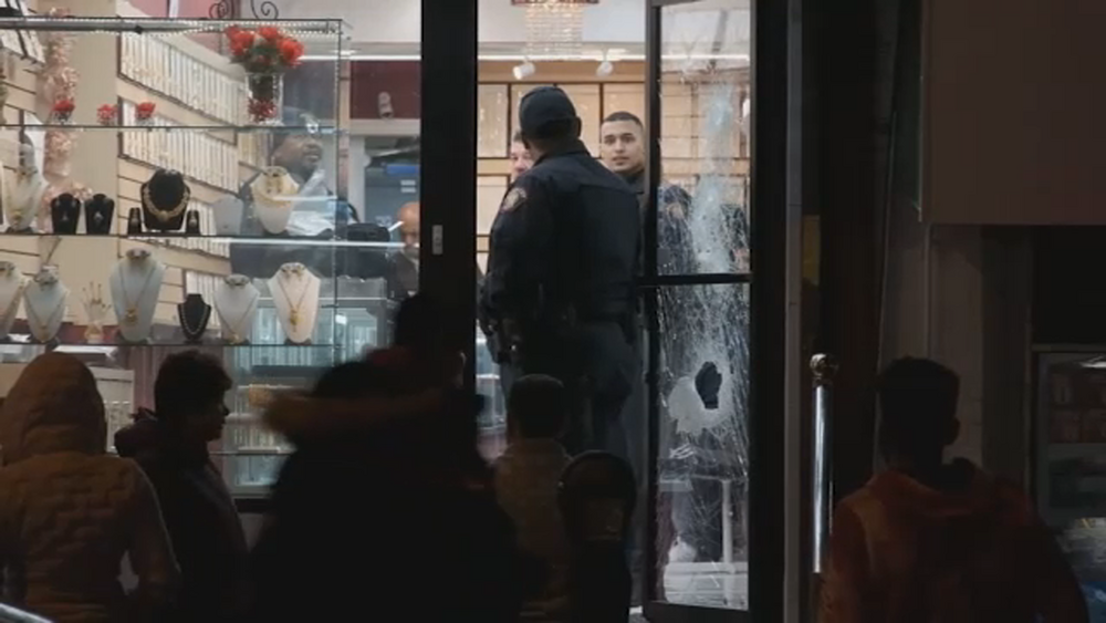 Thieves steal $500K in jewelry, cash in violent smash-and-grab robbery