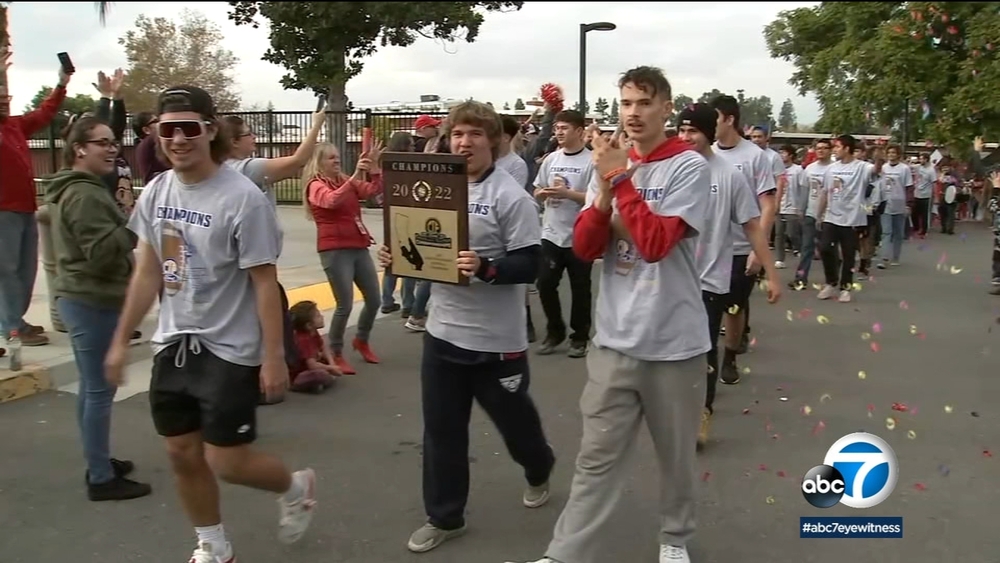 Riverside deaf football team celebrates state title with parade