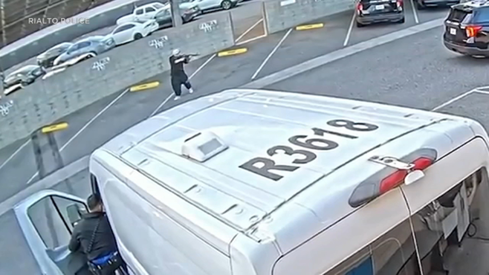 Video: Sospechoso armado entra a estación de policía de Rialto