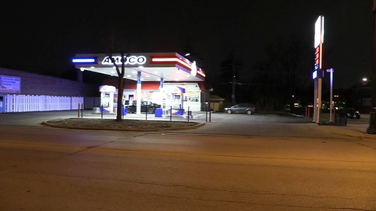 Chicago shooting Man killed, woman wounded in struggle over gun at