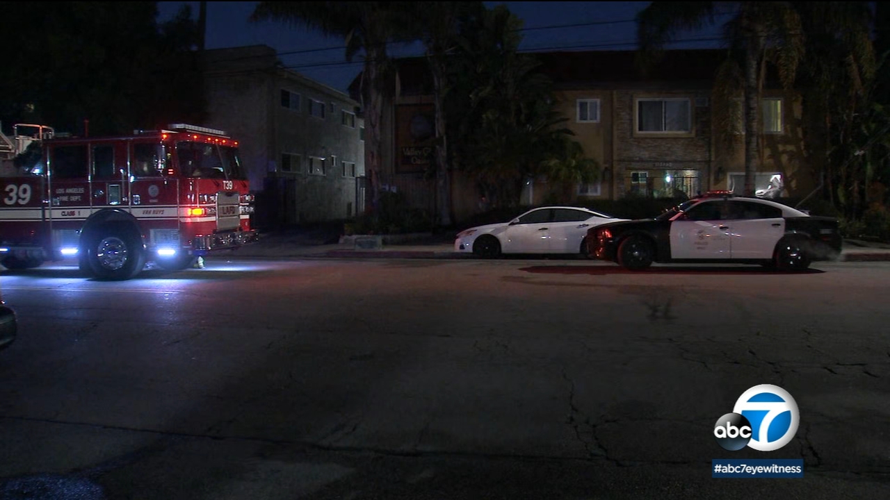 LAPD: Hallan hombre asesinado dentro de apartamento en llamas