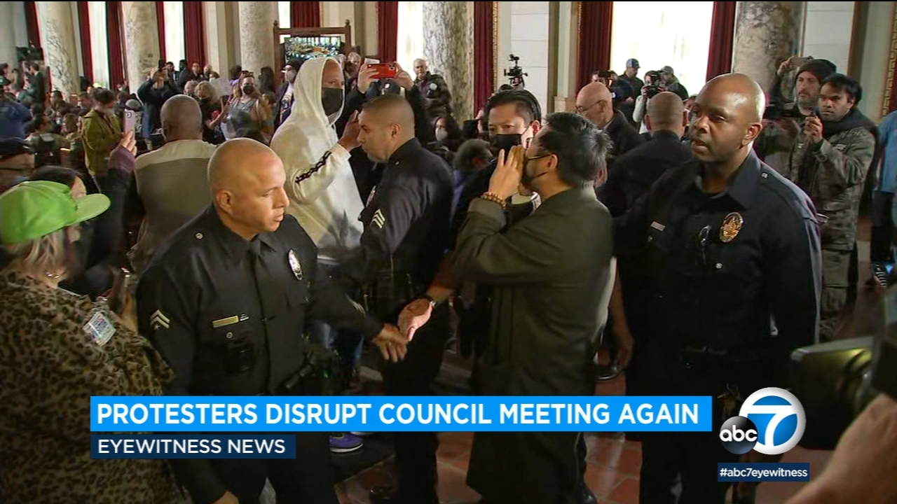 LA Council meeting devolves into chaos as de León tries to attend