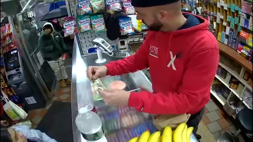 Man shot to death in Manhattan bodega in front of 9-year-old daughter