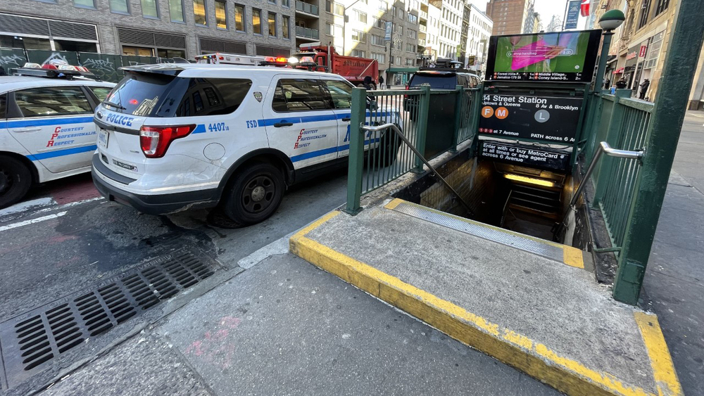 2 people dead after being struck by subway train in Manhattan