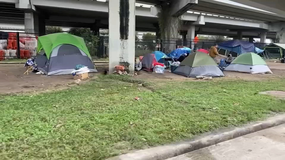 Houston shelters extend hand to help homeless battle winter weather