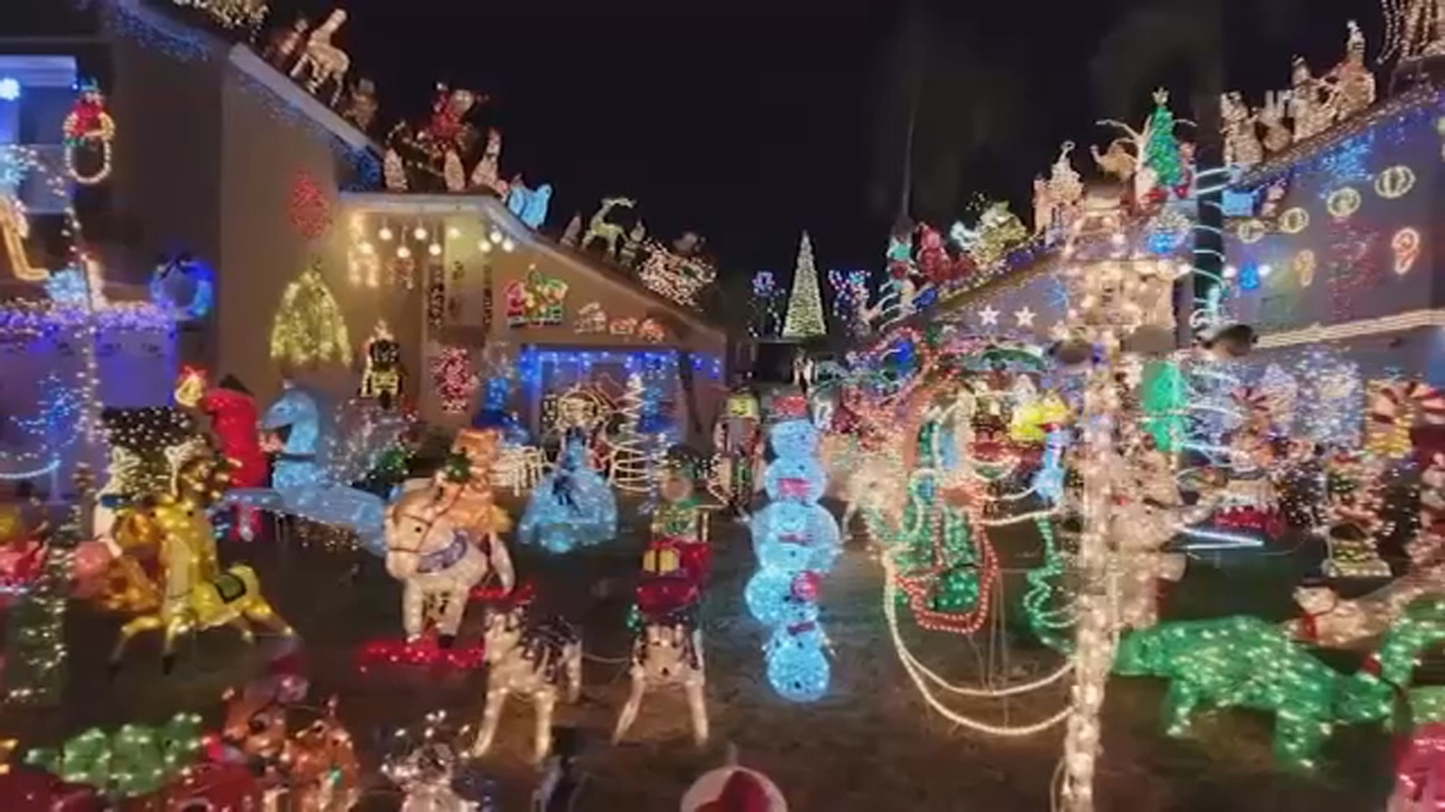 Exhibiciones navideñas atraen multitudes e iluminan el Inland Empire Exhibiciones navideñas atraen multitudes e iluminan el Inland Empire