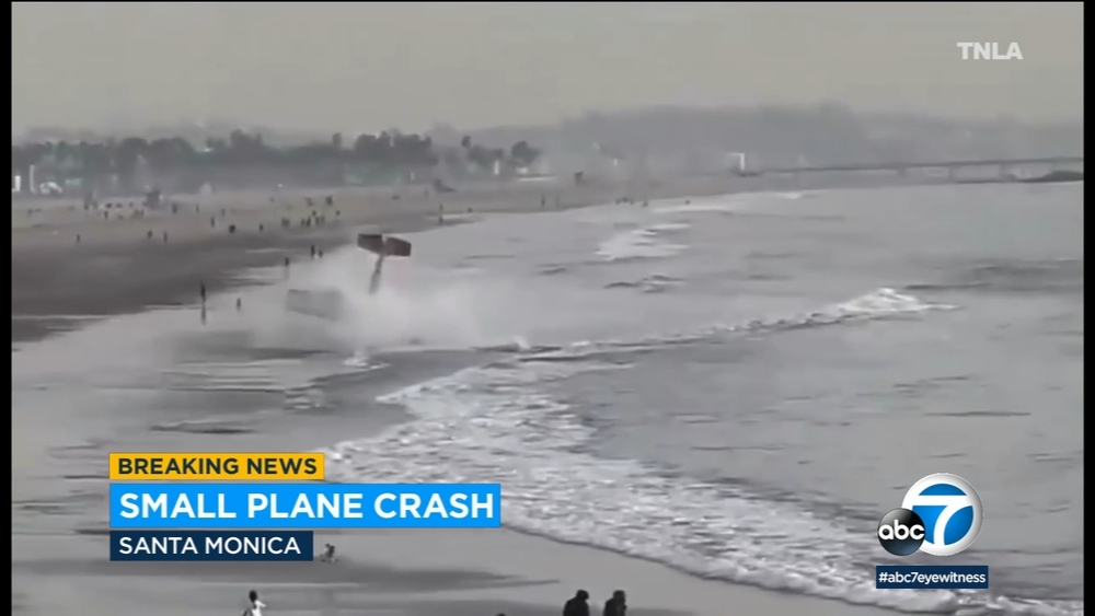 2 injured after small plane flips, crashes along Santa Monica Beach
