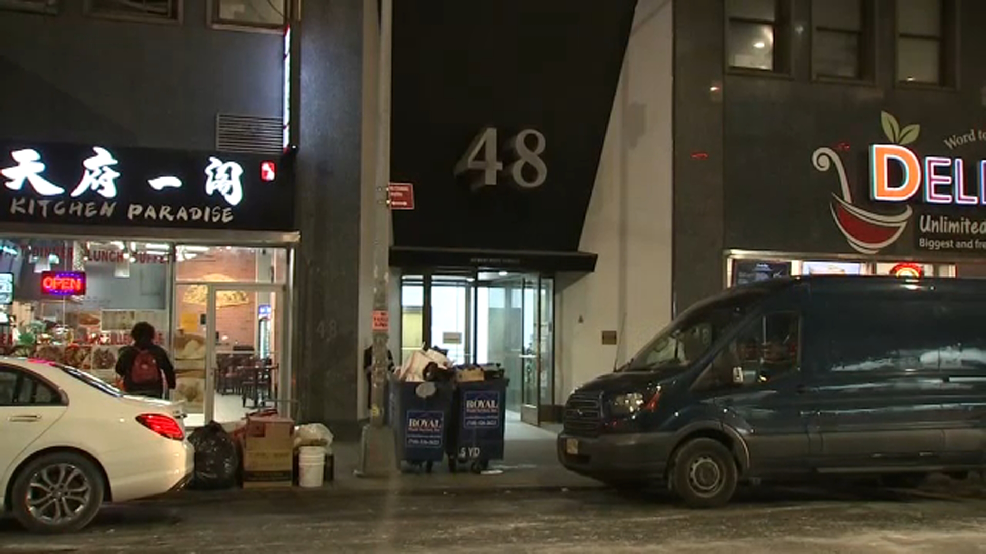 Man slashed in face inside Manhattan deli