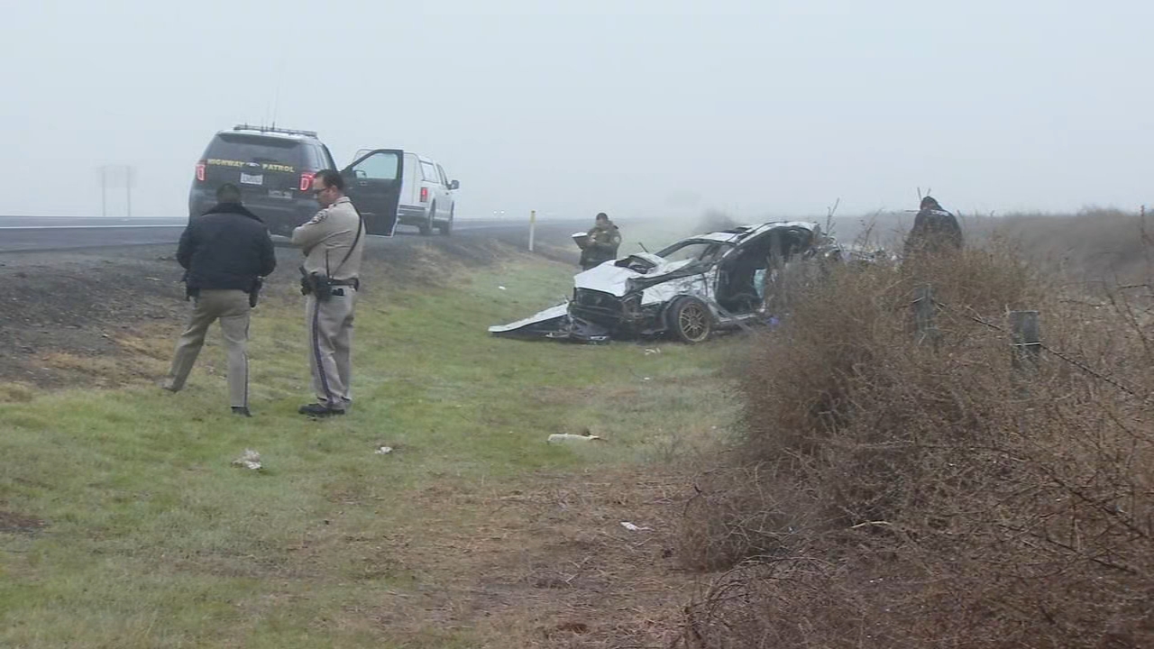 2 killed in single-car crash in Kings County, CHP says