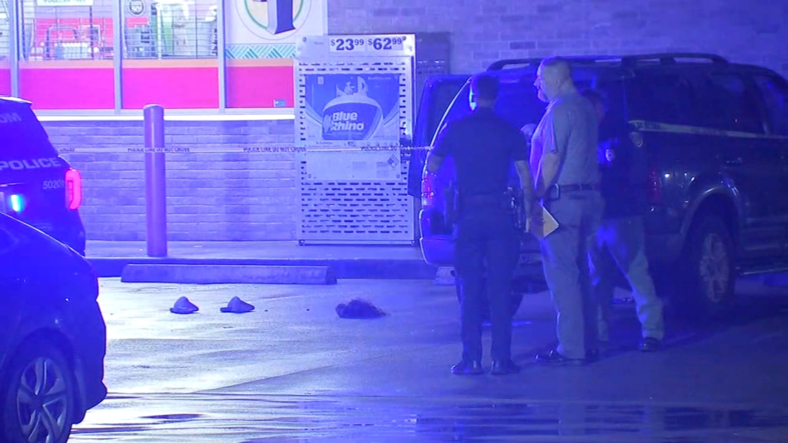 Mother shoots stranger who broke into her car with her kids inside(00)