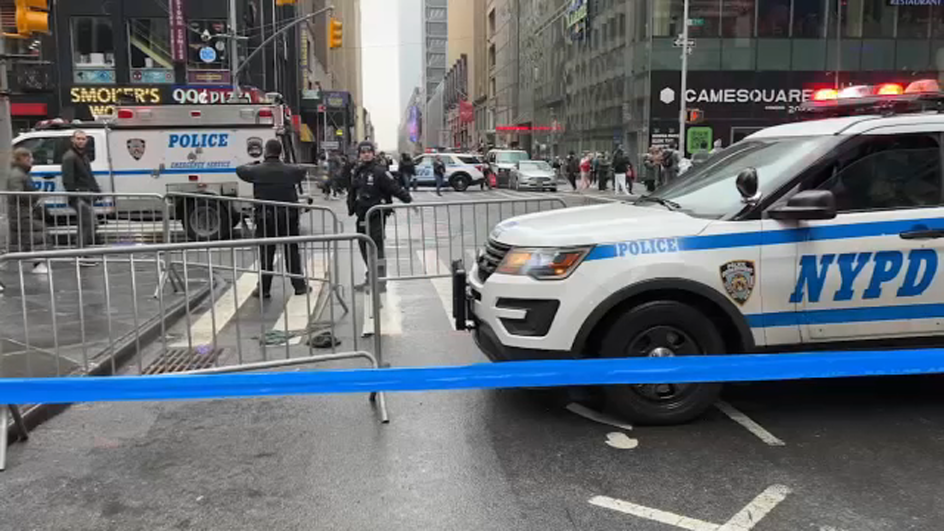Man stabbed in Midtown Manhattan; suspect at large