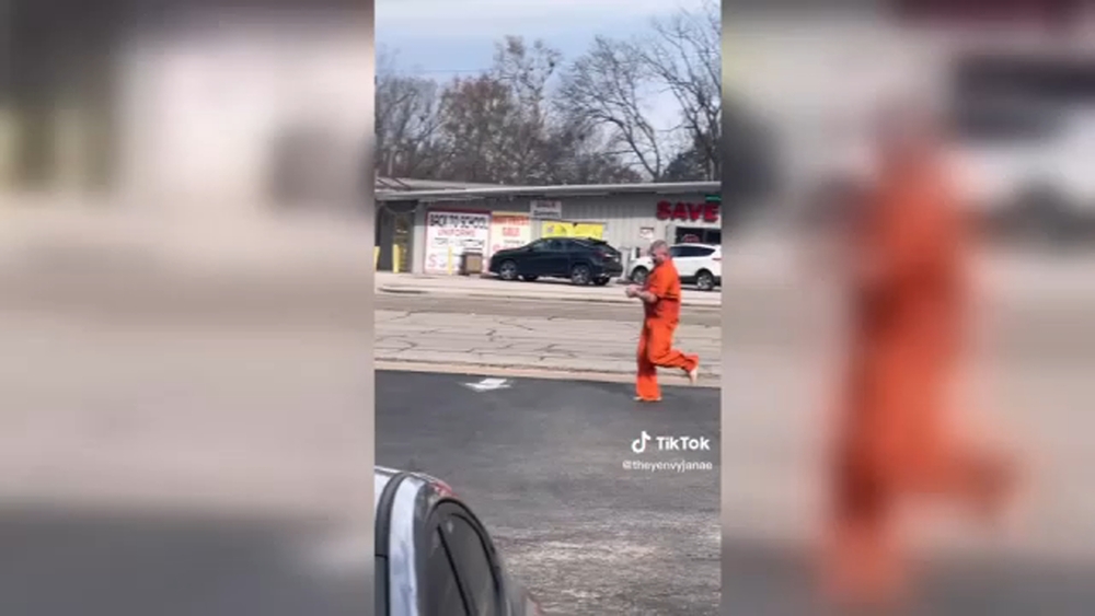 Escaped Texas inmate makes run for it