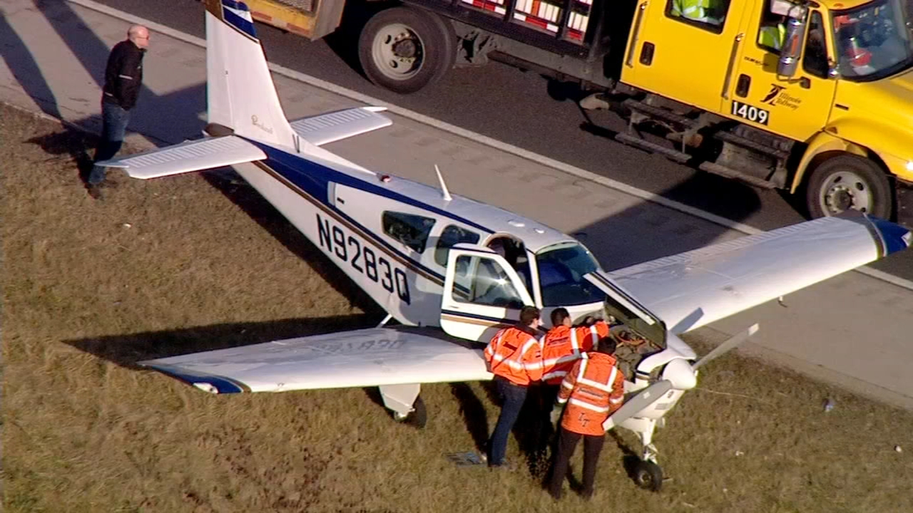 Small plane makes emergency landing in Bolingbrook along I-355