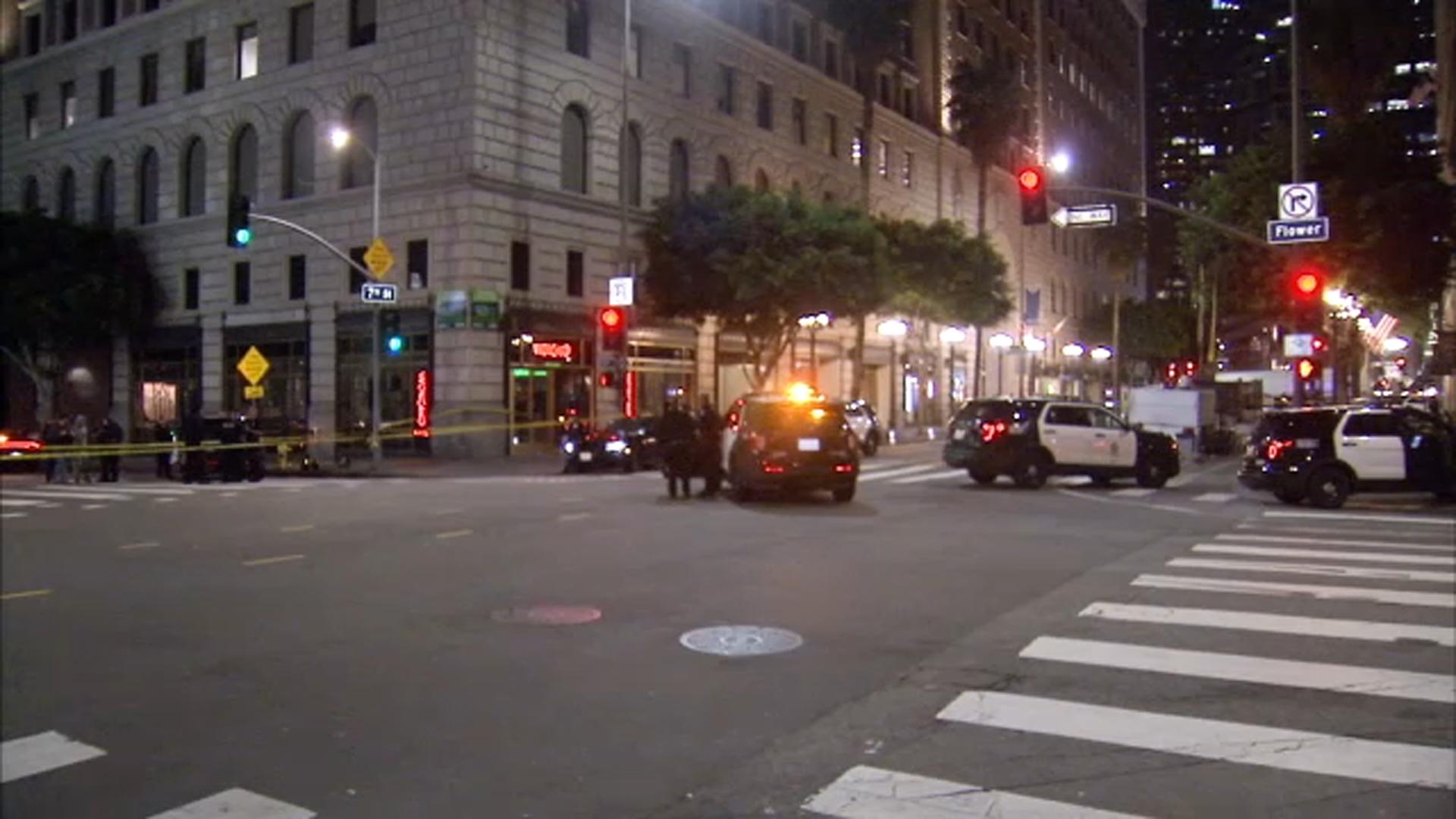 Centro de Los Ángeles: Sospechoso esposado se escapa de la policía