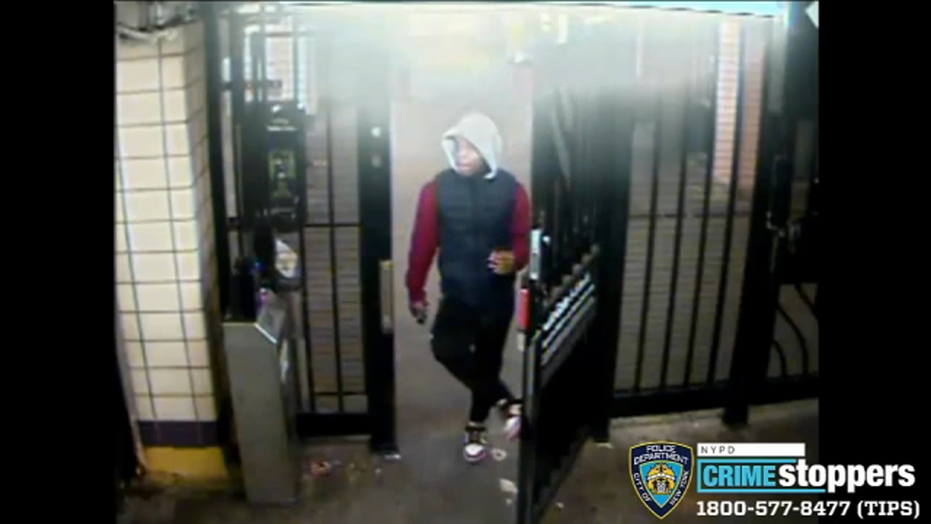 80-year-old man mugged in Brooklyn subway station