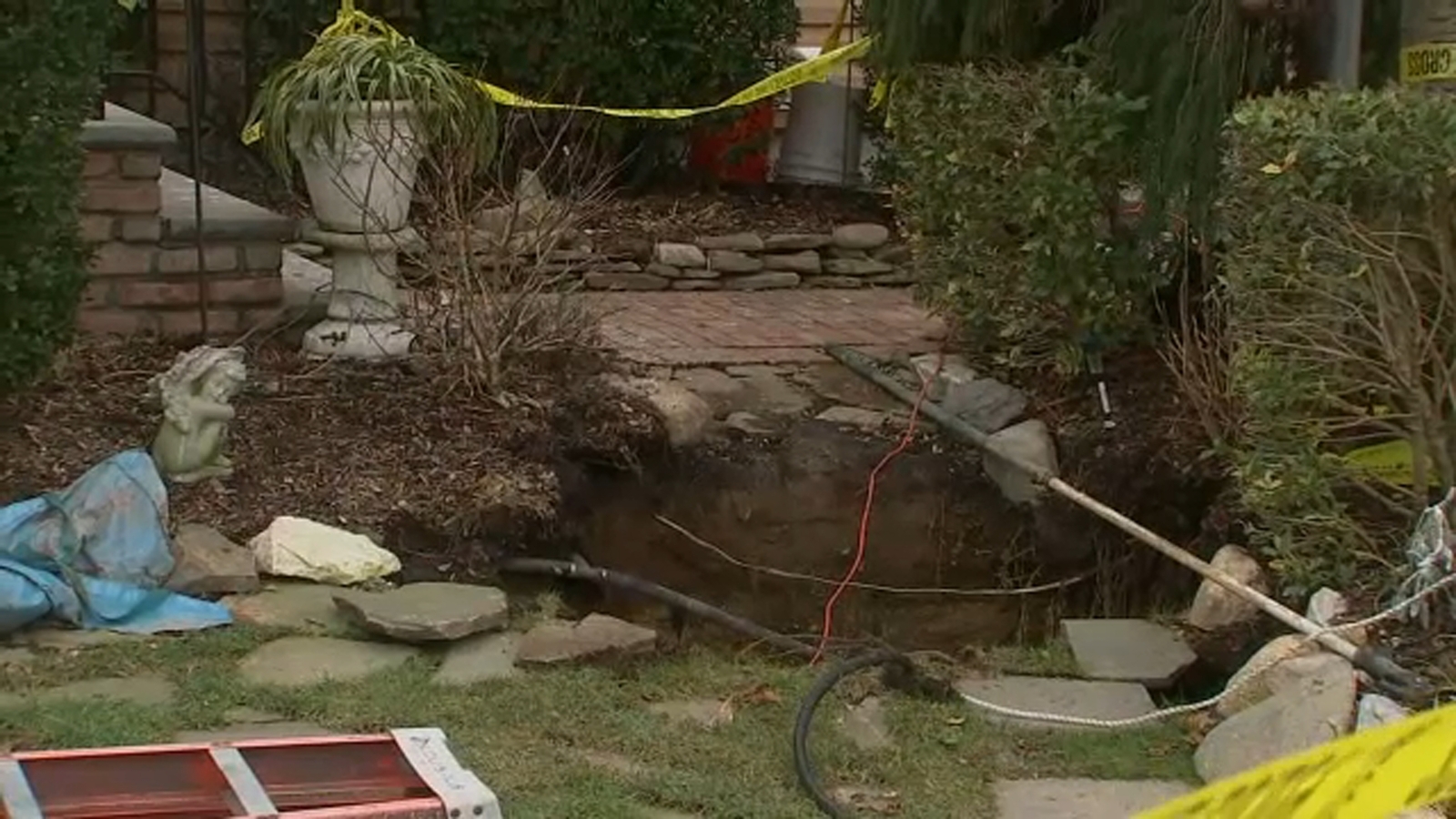 3 rescued from sinkhole outside home in Huntington Station, Long Island ...