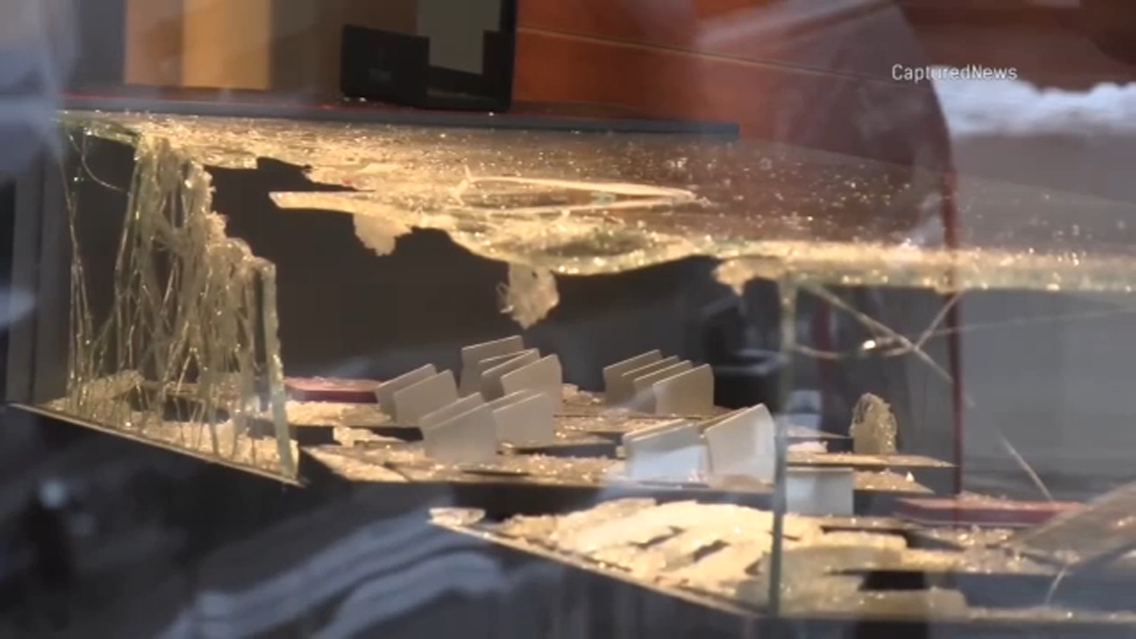Arlington heights robbery: Police searching for suspects in smash-and ...