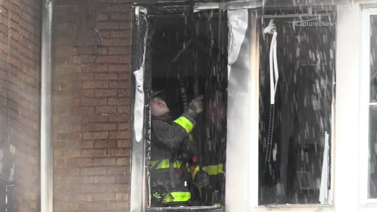 2 hurt, 1 seriously in South Side apartment fire: officials